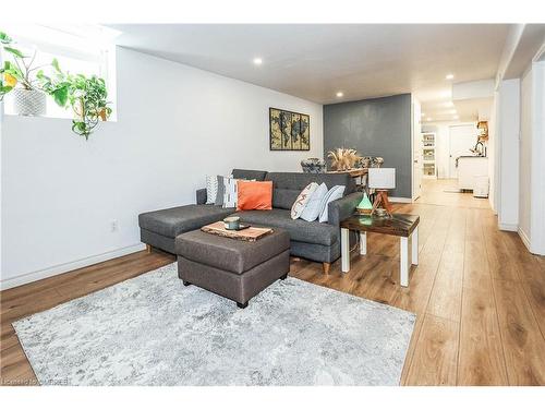 8383 Heikoop Crescent, Niagara Falls, ON - Indoor Photo Showing Living Room