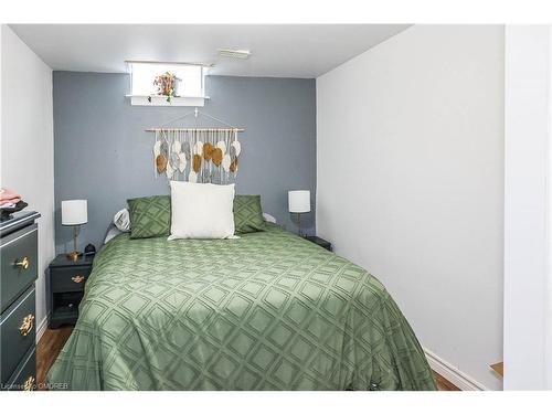 8383 Heikoop Crescent, Niagara Falls, ON - Indoor Photo Showing Bedroom