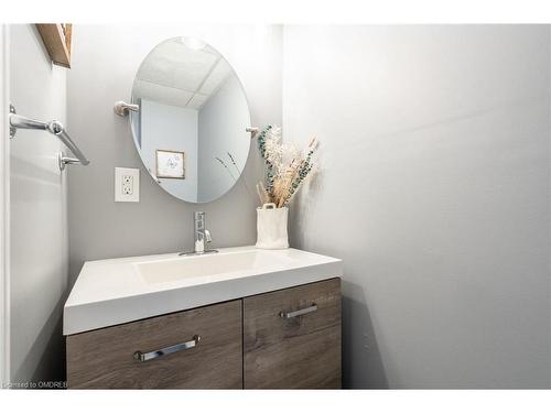 11 Burdock Lane, Dundas, ON - Indoor Photo Showing Bathroom