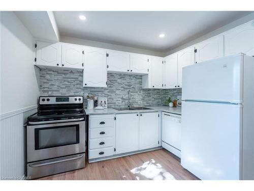 11 Burdock Lane, Dundas, ON - Indoor Photo Showing Kitchen