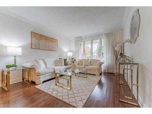 4252 Starlight Crescent, Mississauga, ON - Indoor Photo Showing Living Room