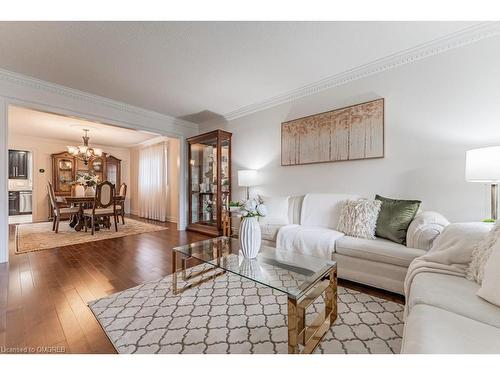 4252 Starlight Crescent, Mississauga, ON - Indoor Photo Showing Living Room