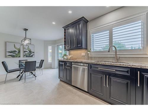 4252 Starlight Crescent, Mississauga, ON - Indoor Photo Showing Kitchen With Upgraded Kitchen