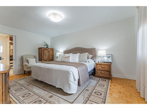 4252 Starlight Crescent, Mississauga, ON - Indoor Photo Showing Bedroom