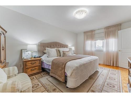 4252 Starlight Crescent, Mississauga, ON - Indoor Photo Showing Bedroom