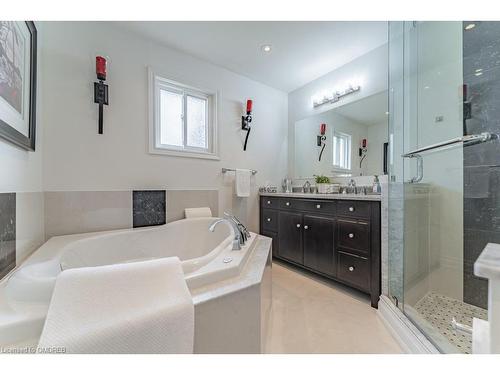 4252 Starlight Crescent, Mississauga, ON - Indoor Photo Showing Bathroom