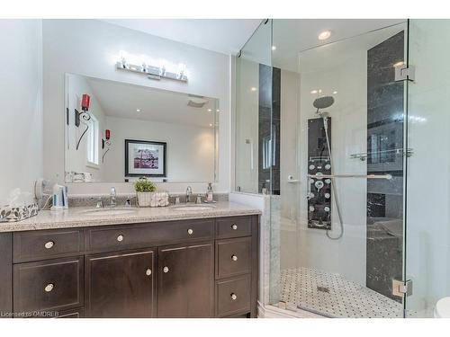 4252 Starlight Crescent, Mississauga, ON - Indoor Photo Showing Bathroom