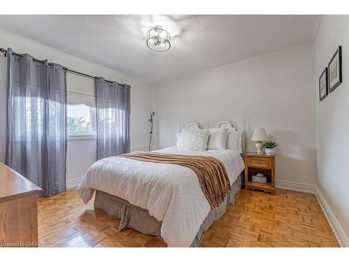 4252 Starlight Crescent, Mississauga, ON - Indoor Photo Showing Bedroom