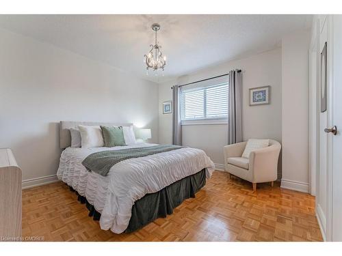 4252 Starlight Crescent, Mississauga, ON - Indoor Photo Showing Bedroom