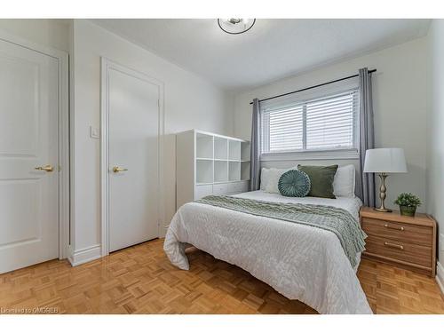 4252 Starlight Crescent, Mississauga, ON - Indoor Photo Showing Bedroom