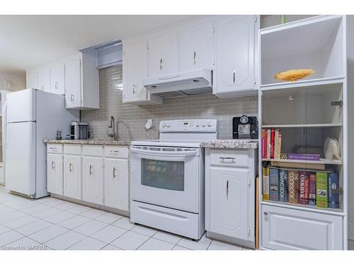 4252 Starlight Crescent, Mississauga, ON - Indoor Photo Showing Kitchen