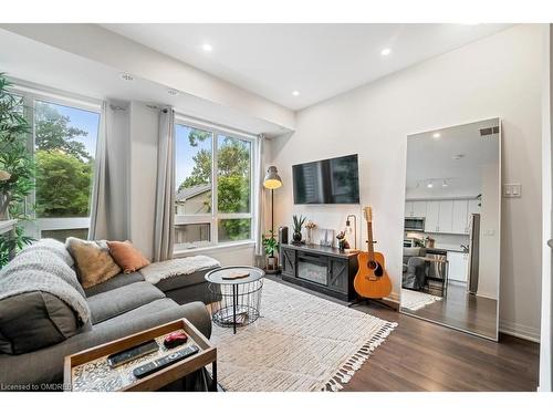 15-670 Atwater Avenue, Mississauga, ON - Indoor Photo Showing Living Room