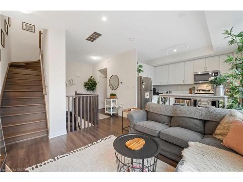 15-670 Atwater Avenue, Mississauga, ON - Indoor Photo Showing Living Room