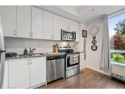 15-670 Atwater Avenue, Mississauga, ON - Indoor Photo Showing Kitchen With Double Sink