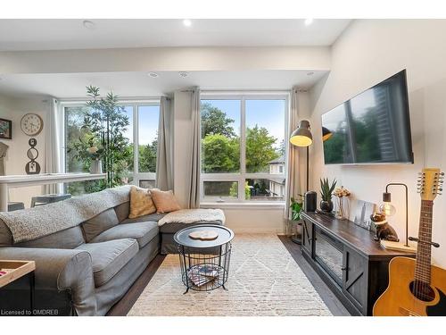 15-670 Atwater Avenue, Mississauga, ON - Indoor Photo Showing Living Room