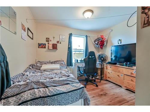 139 Balsam Avenue S, Hamilton, ON - Indoor Photo Showing Bedroom