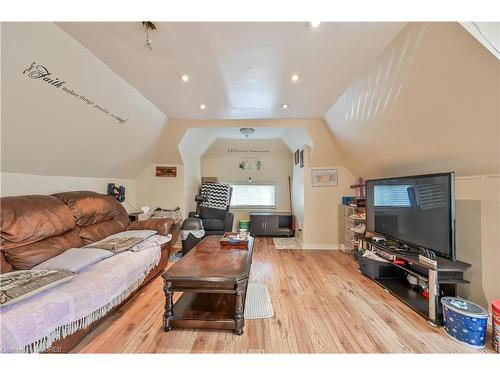 139 Balsam Avenue S, Hamilton, ON - Indoor Photo Showing Living Room