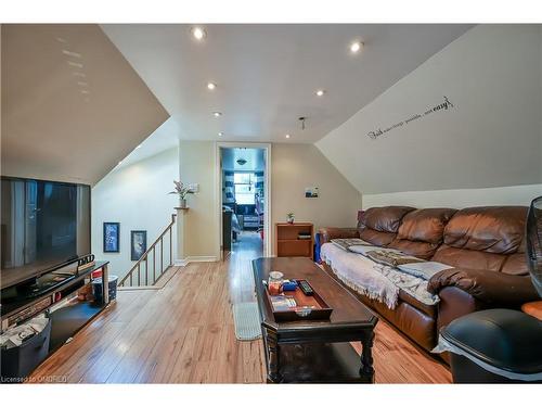 139 Balsam Avenue S, Hamilton, ON - Indoor Photo Showing Living Room