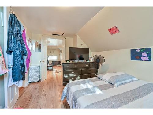 139 Balsam Avenue S, Hamilton, ON - Indoor Photo Showing Bedroom