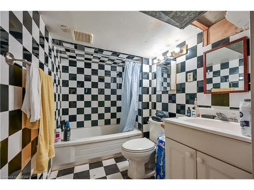 139 Balsam Avenue S, Hamilton, ON - Indoor Photo Showing Bathroom