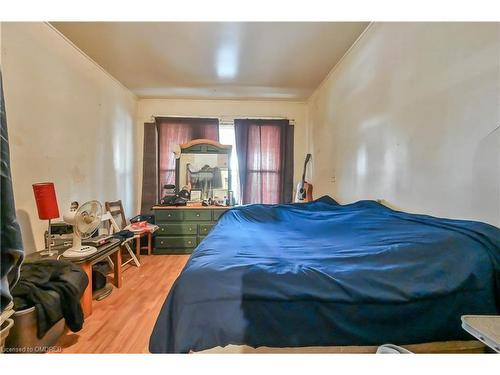 139 Balsam Avenue S, Hamilton, ON - Indoor Photo Showing Bedroom