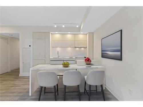 201-370 Martha Street, Burlington, ON - Indoor Photo Showing Dining Room