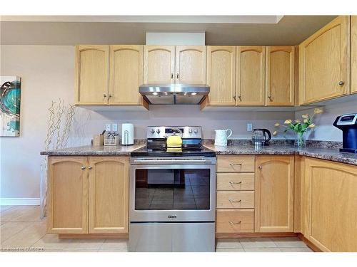 15 Brooking Court, Ancaster, ON - Indoor Photo Showing Kitchen