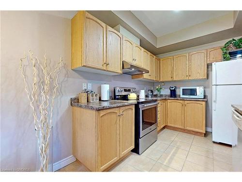 15 Brooking Court, Ancaster, ON - Indoor Photo Showing Kitchen