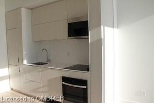 404-370 Martha Street, Burlington, ON - Indoor Photo Showing Kitchen