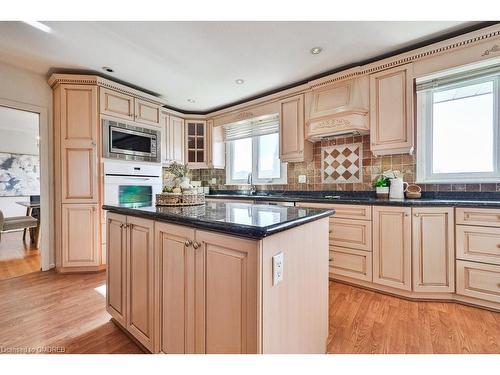 3689 Beechollow Crescent, Mississauga, ON - Indoor Photo Showing Kitchen