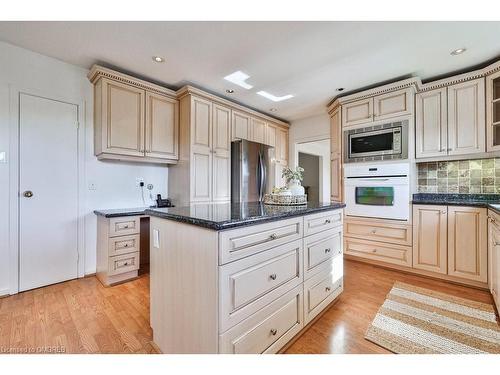 3689 Beechollow Crescent, Mississauga, ON - Indoor Photo Showing Kitchen