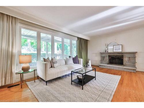 3689 Beechollow Crescent, Mississauga, ON - Indoor Photo Showing Living Room