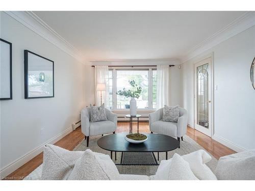 172 Oakland Drive, Hamilton, ON - Indoor Photo Showing Living Room