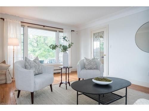 172 Oakland Drive, Hamilton, ON - Indoor Photo Showing Living Room