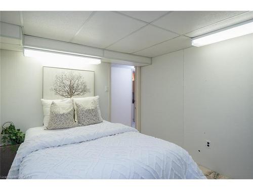 172 Oakland Drive, Hamilton, ON - Indoor Photo Showing Bedroom