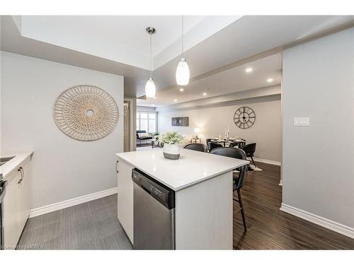 4-01-2420 Baronwood Drive, Oakville, ON - Indoor Photo Showing Kitchen With Upgraded Kitchen