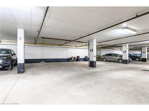 4-01-2420 Baronwood Drive, Oakville, ON - Indoor Photo Showing Garage