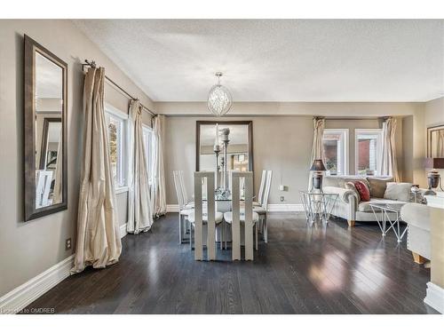 527 Ravineview Way, Oakville, ON - Indoor Photo Showing Living Room