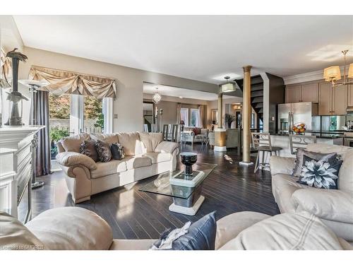 527 Ravineview Way, Oakville, ON - Indoor Photo Showing Living Room