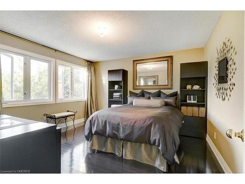 527 Ravineview Way, Oakville, ON - Indoor Photo Showing Bedroom