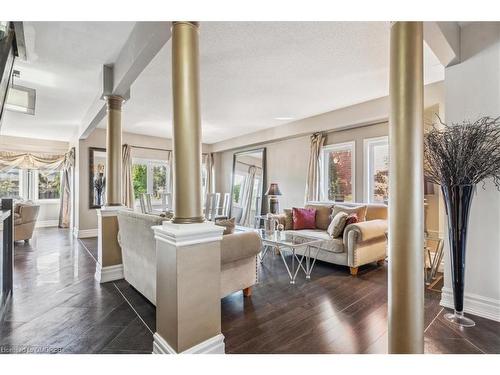 527 Ravineview Way, Oakville, ON - Indoor Photo Showing Living Room