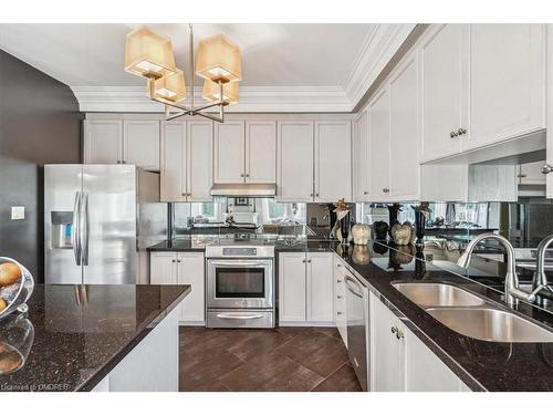 527 Ravineview Way, Oakville, ON - Indoor Photo Showing Kitchen With Double Sink