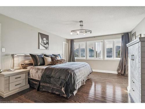 527 Ravineview Way, Oakville, ON - Indoor Photo Showing Bedroom