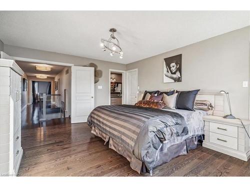 527 Ravineview Way, Oakville, ON - Indoor Photo Showing Bedroom