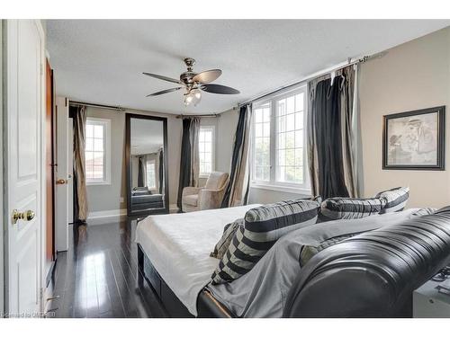 527 Ravineview Way, Oakville, ON - Indoor Photo Showing Bedroom