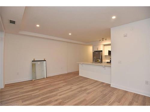 219-1946 Rymal Road E, Hamilton, ON - Indoor Photo Showing Kitchen