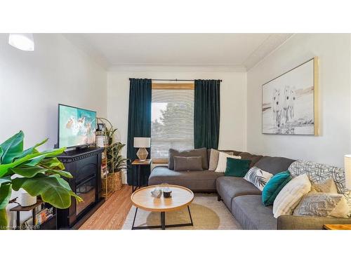 117 Sherman Avenue N, Hamilton, ON - Indoor Photo Showing Living Room