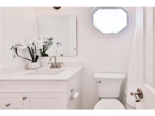 2056 Markle Drive, Oakville, ON - Indoor Photo Showing Bathroom