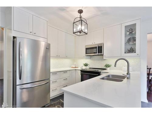 2056 Markle Drive, Oakville, ON - Indoor Photo Showing Kitchen With Double Sink With Upgraded Kitchen