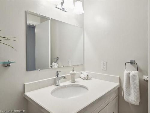 1195 Potters Wheel Crescent, Oakville, ON - Indoor Photo Showing Bathroom